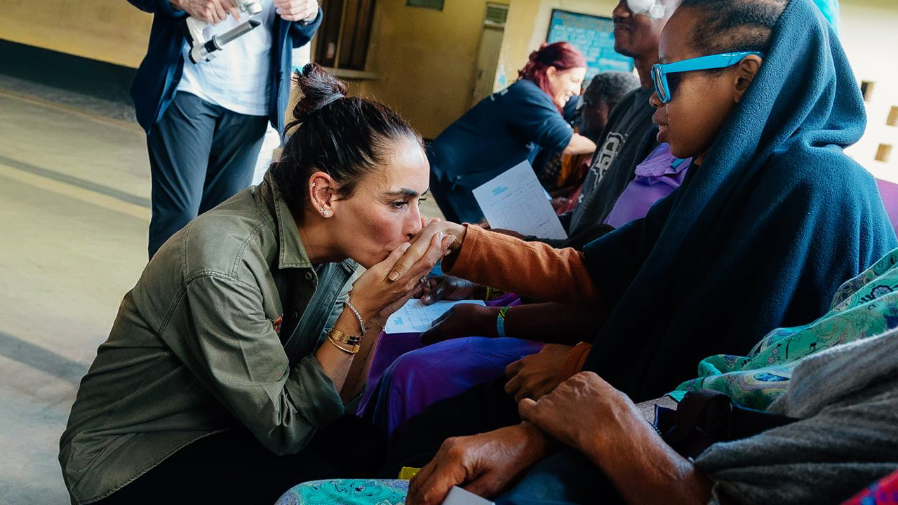 Estrella Ortego durante una acción social de Ratpanat en África